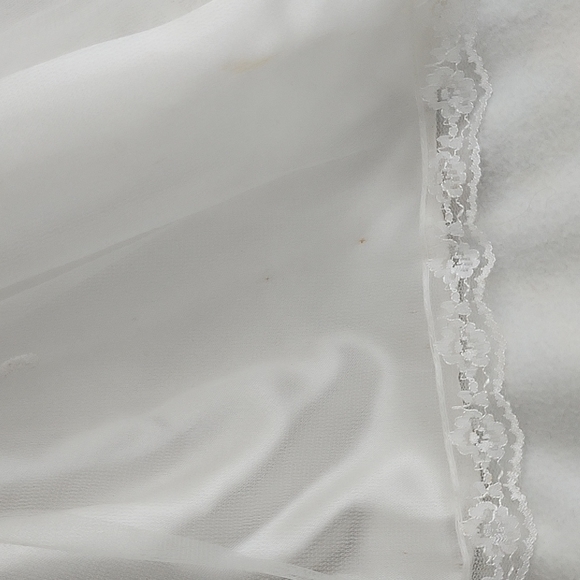 Vintage porcelain doll in wedding gown and veil. Approximately 17". - Picture 12 of 13